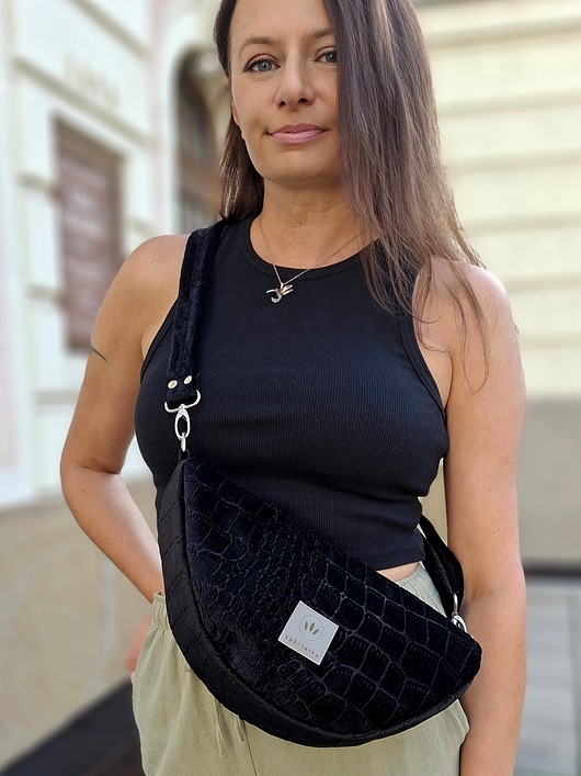 Torebko nerka z czarnego weluru Krokodyl