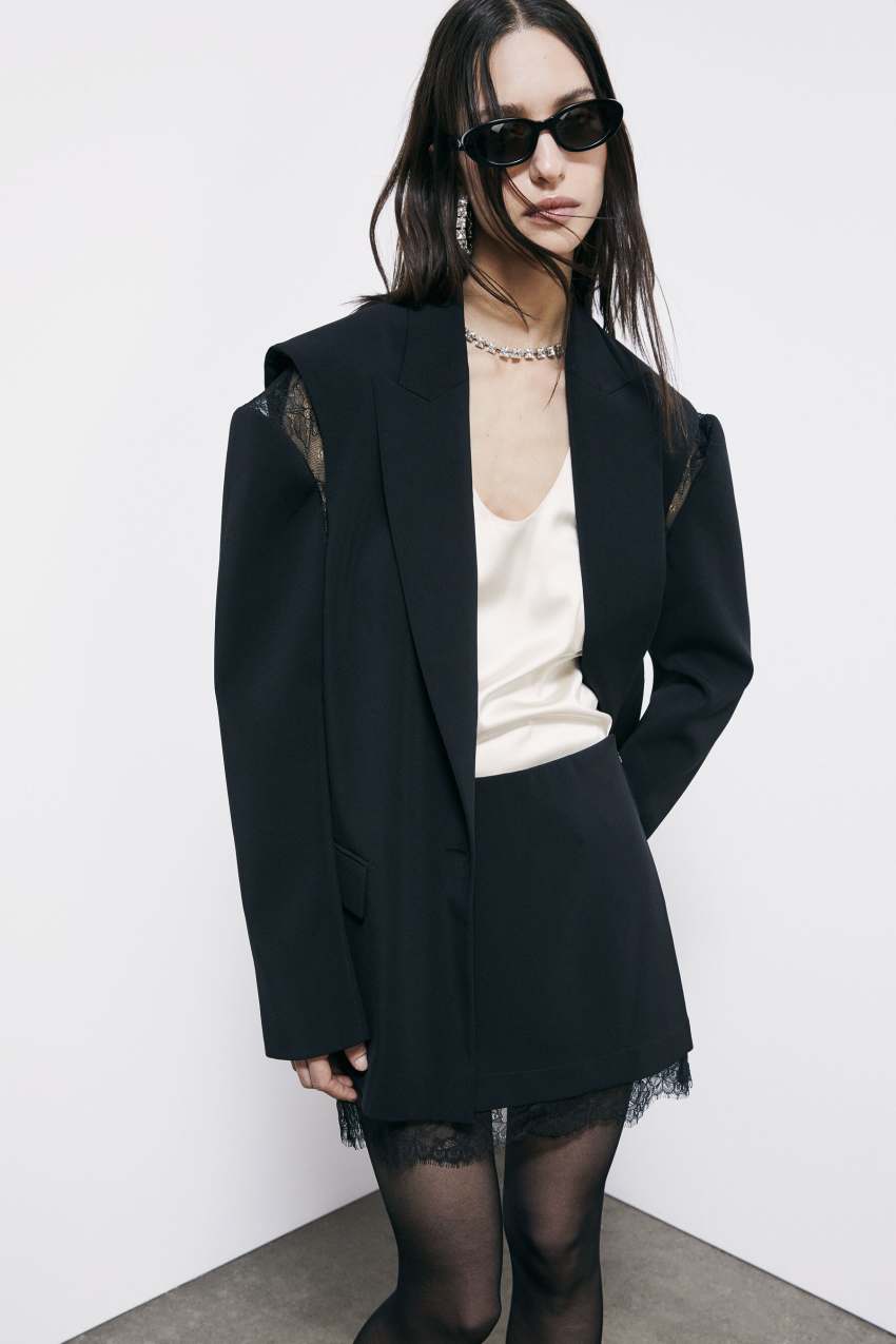 Spódniczka mini z krepy z koronką