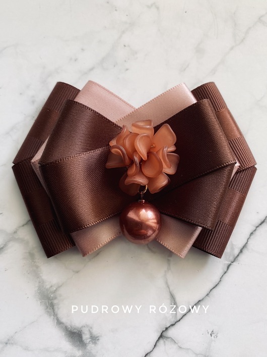 Kolekcja Kwiatowa Brosza z kwiatem i perłą w kolorze brązowym