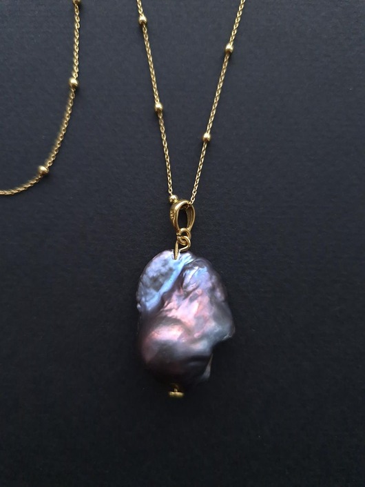 Naszyjnik z wisiorem z granatowej perły barokowej