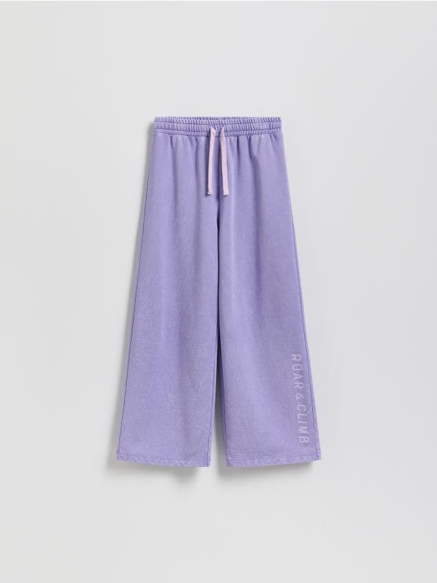 Reserved - Spodnie dresowe z nadrukiem - fioletowy