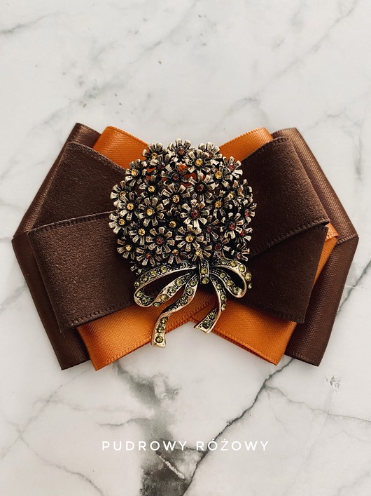 Brosza z okazałym bukietem z kwiatków z kryształkami Kwiaty