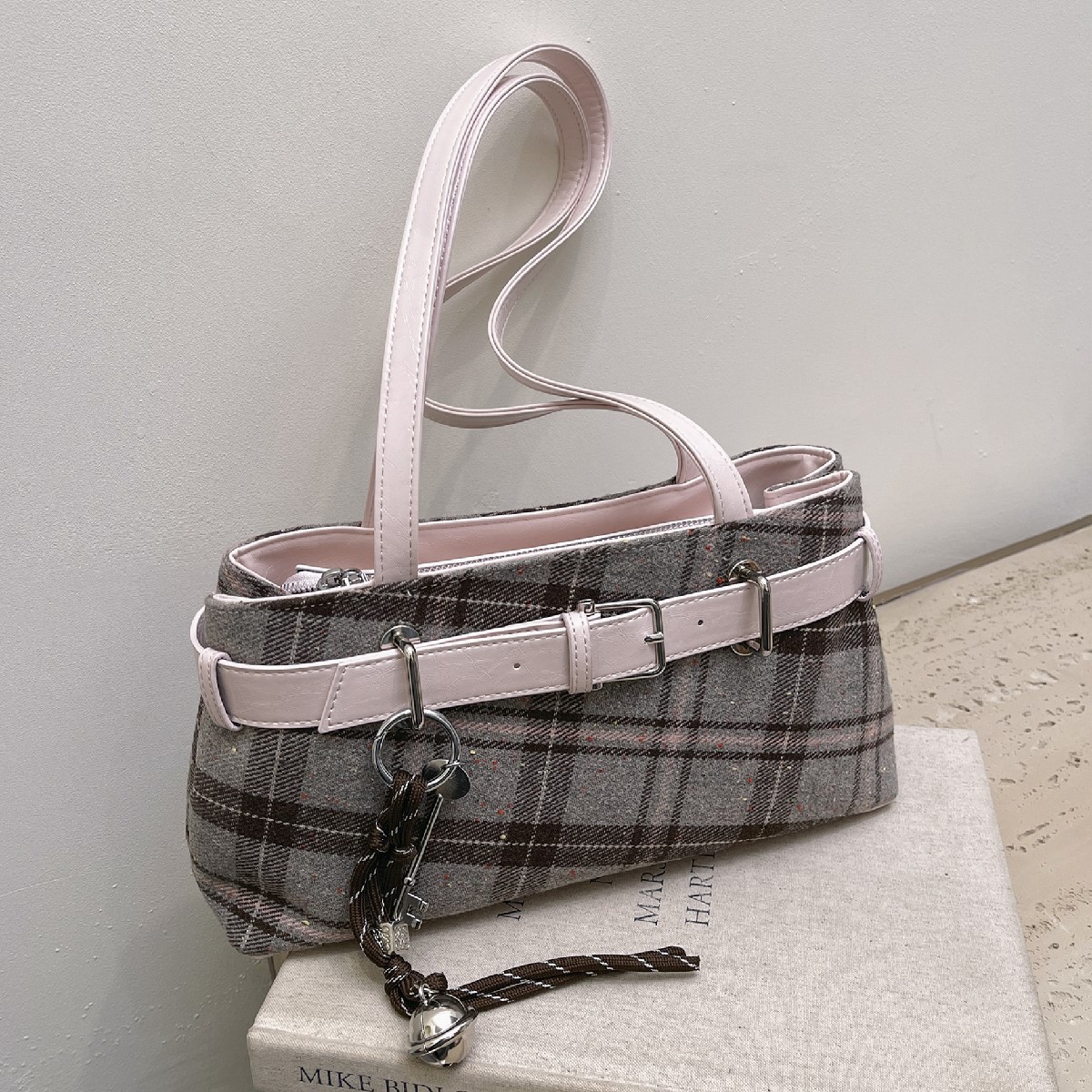 TEMU Damska torba na ramię w kratę ze złotym sprzętem - Stylowy czarno-biały wzór w kratę, zamykana na zamek błyskawiczny i z odpinanym paskiem do