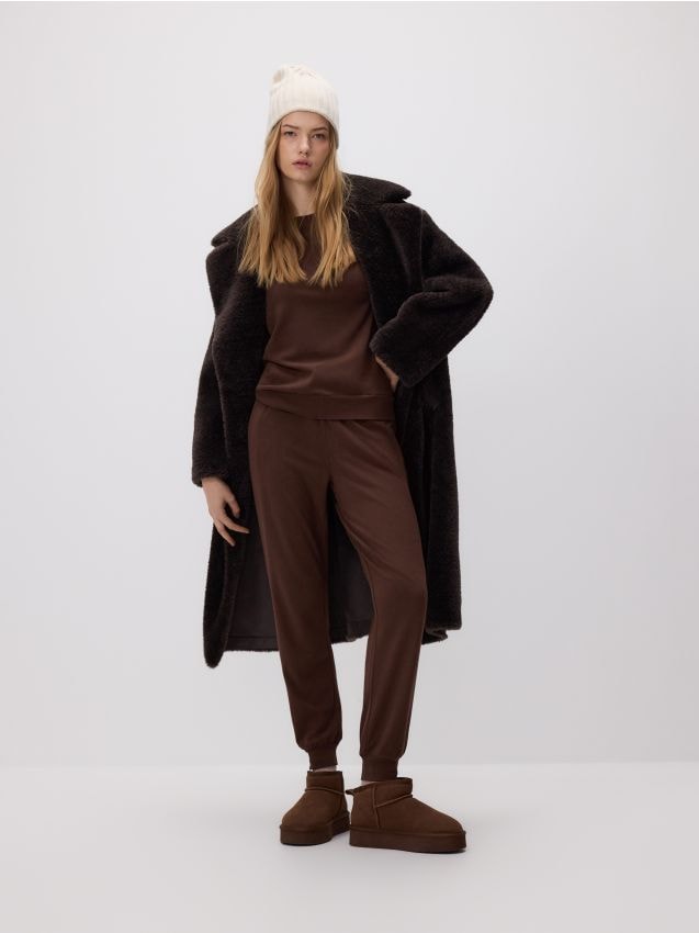 Reserved - Dzianinowe spodnie jogger - brązowy