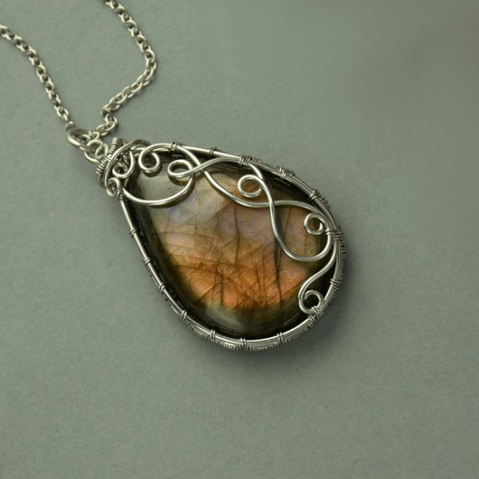 Wisiorek z labradorytem wire wrapping labradoryt