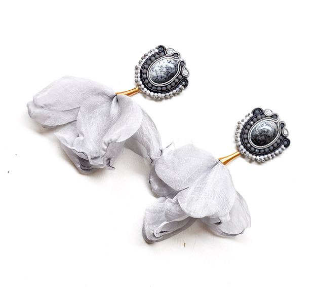 Sutaszowe kolczyki GREY FLOWERS
