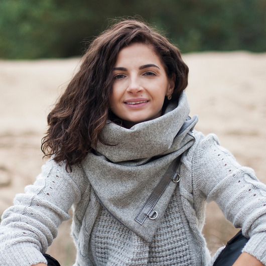 Szal wełniany jasnoszary ze srebrną skórą