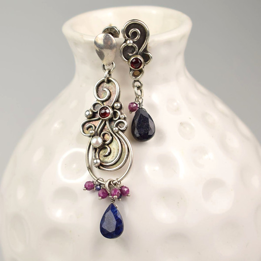 Para nie do pary - kolczyki srebrne z szafirem, rubinem, granatem i perłą