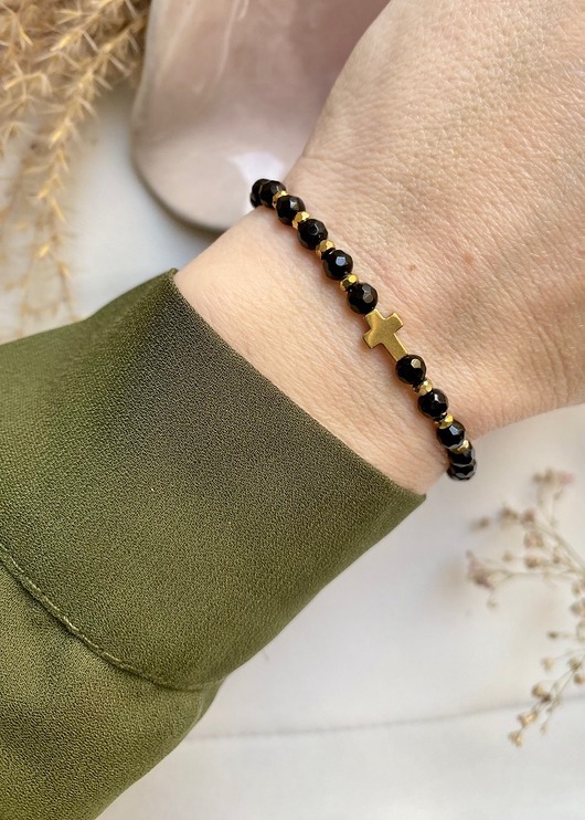 Bransoletka z czarnym turmalinem i złotym krzyżykiem