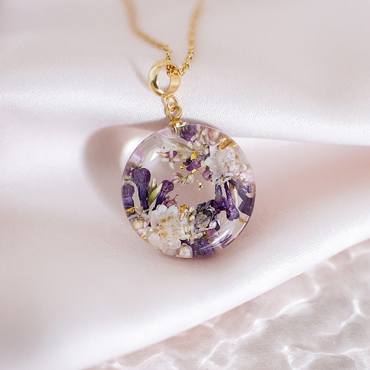 Wisiorek z kompozycją kwiatową