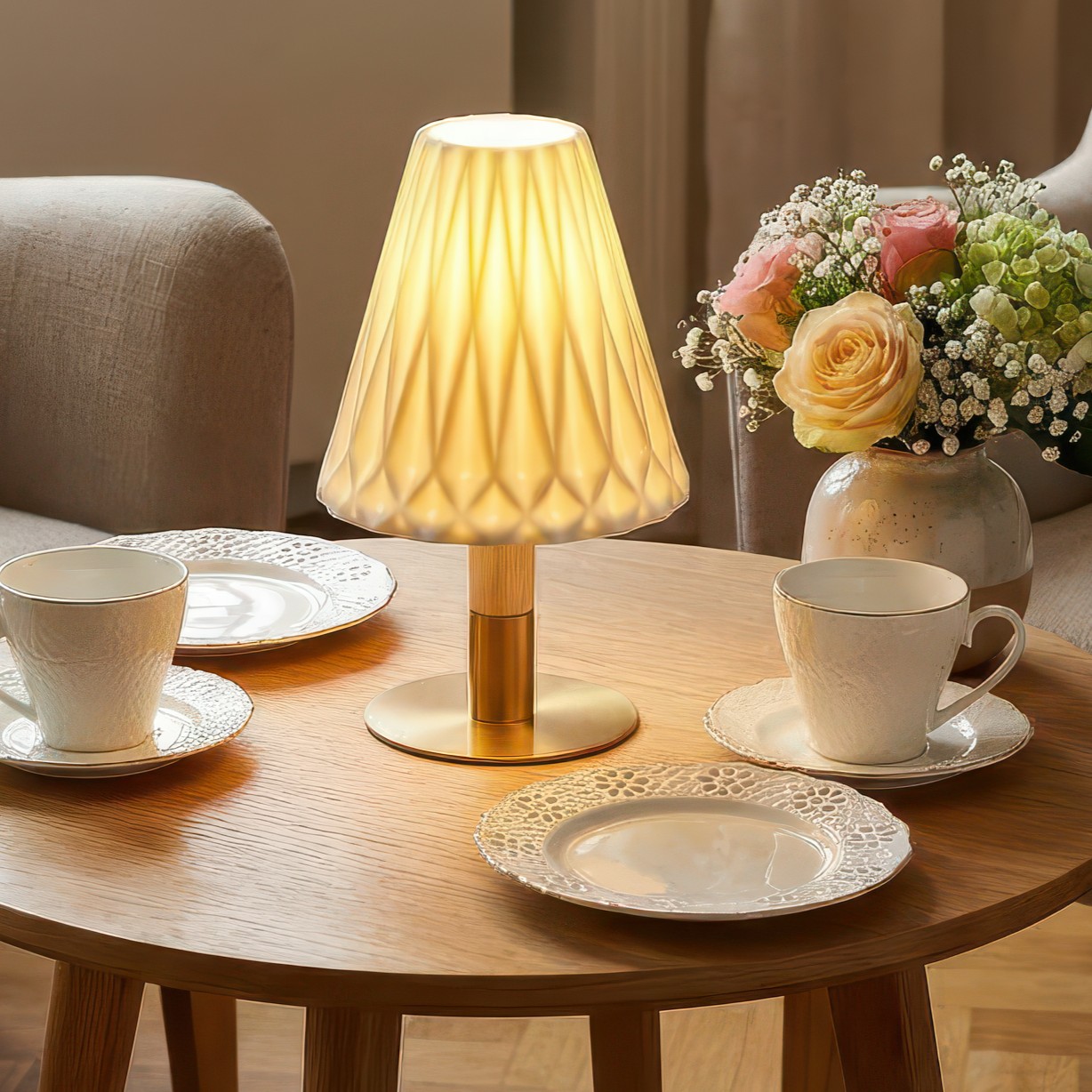 Lampa stołowa z porcelanowym kloszem 26 cm BONEGA
