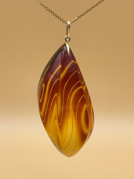 Wisiorek z naturalnego ręcznie rzeźbionego bursztynu