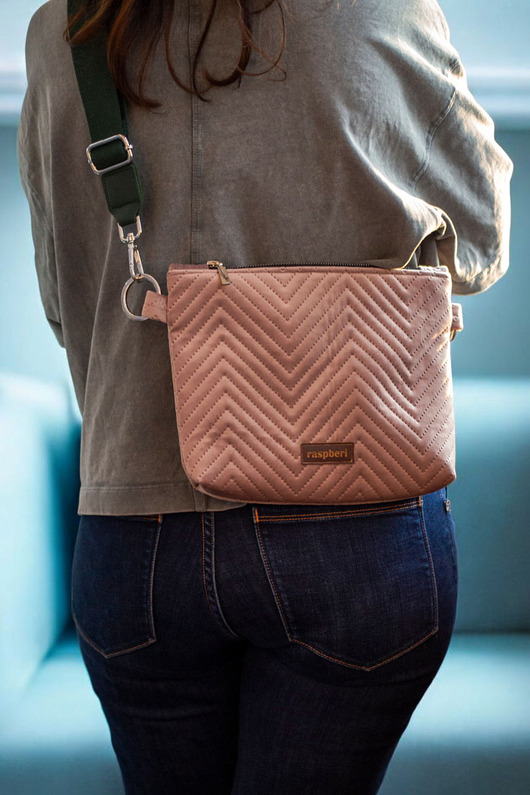 Pikowana kopertówka w kolorze pudroworóżowym