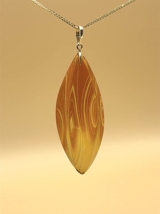 Wisiorek z ręcznie rzeźbionym bursztynem w złocie