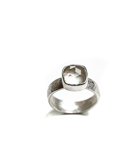 Pierścionek z kryształem górskim