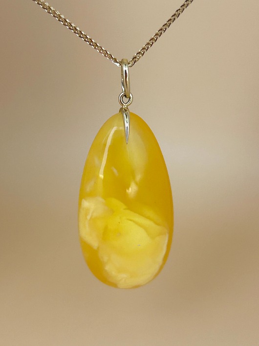 Wisiorek z naturalnego bursztynu bałtyckiego