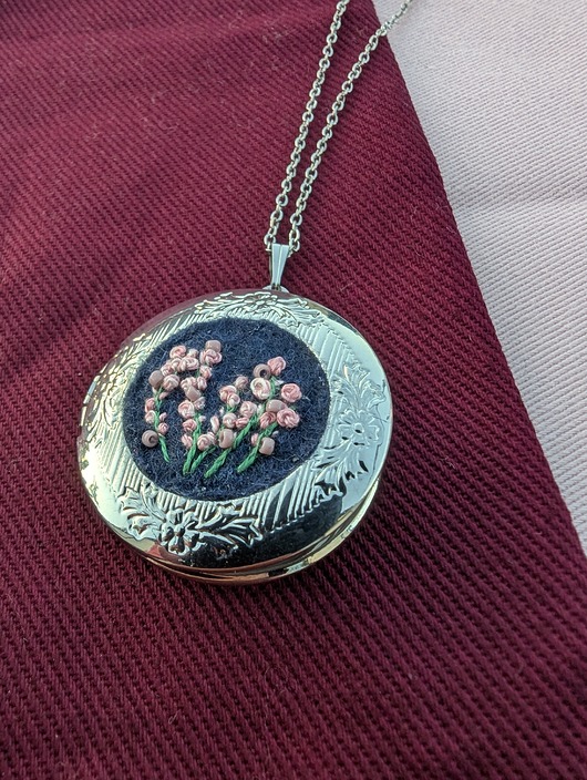 Unikalny naszyjnik sekretnik z drobnymi kwiatami