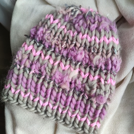 Wełniana czapka szaro różowa na drutach WOOLLY pink fantasy