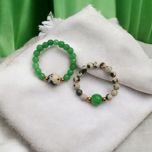 Zestaw pierścionków : jaspis dalmatyński, jadeit zielony