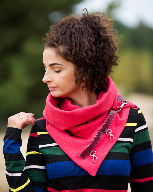 Ciepły szal wełniany - malinowy ze skórą