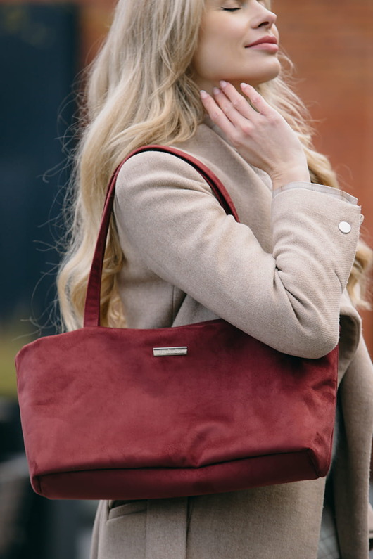 Bordowa MINI TOTE z nubuku tapicerskiego.
