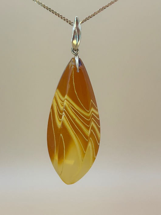 Wisiorek z naturalnego bałtyckiego bursztynu