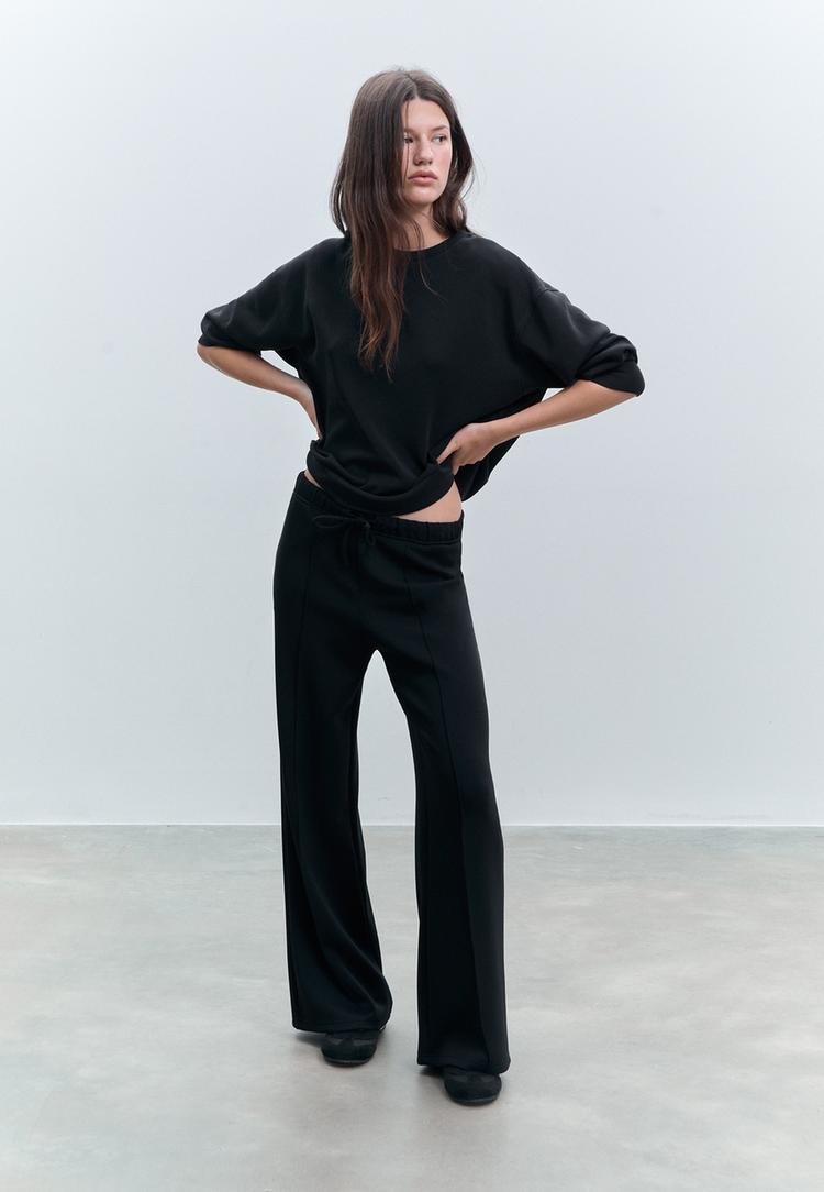 Stradivarius Miękkie w dotyku spodnie jogger z szerokimi nogawkami i przeszyciami Czarny XXS