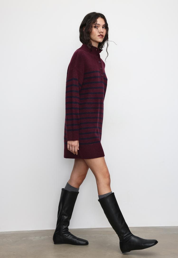 Stradivarius Krótka dzianinowa sukienka w paski z kołnierzem kominowym Fioletowy L