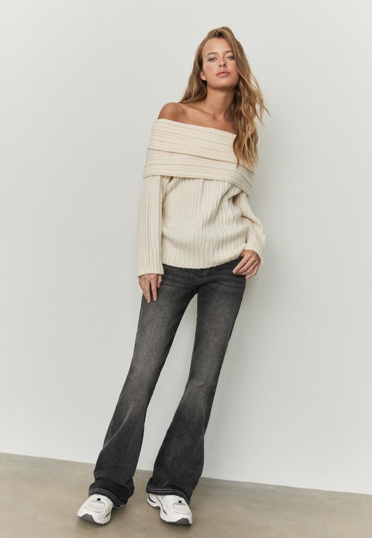 Stradivarius Asymetryczny sweter dzianinowy z odkrytymi ramionami Ecru L