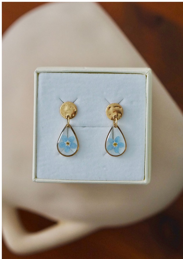 Kolczyki wiszące z niezapominajkami