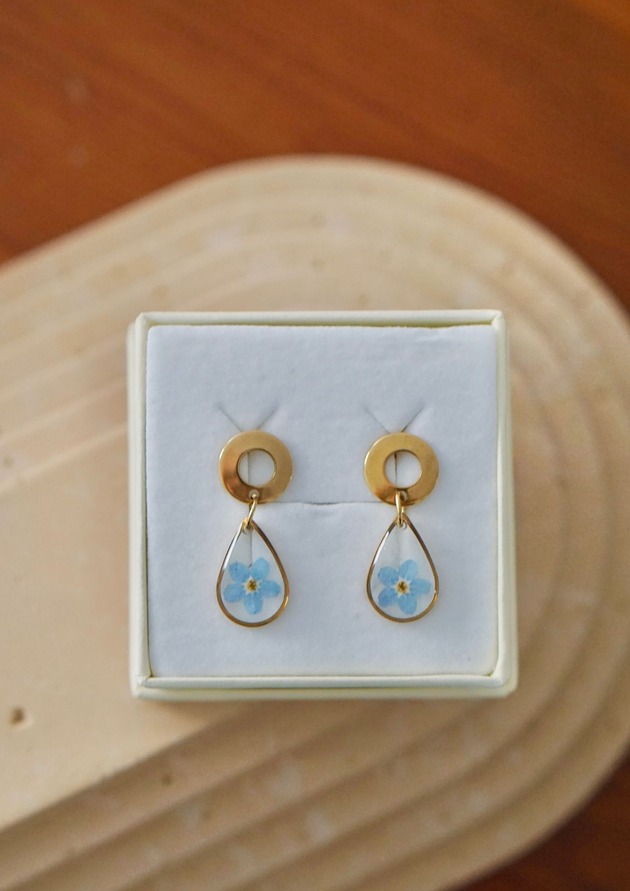 Kolczyki wiszące z niezapominajkami