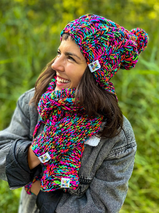 Czapka MERINO 34% ,,Czarne kolorki SMILE
