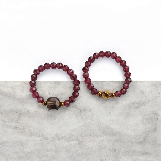 Zestaw pierścionków : granat, kwarc dymny, złoty hematyt