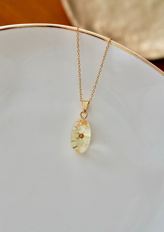 Naszyjnik z białymi kwiatkami