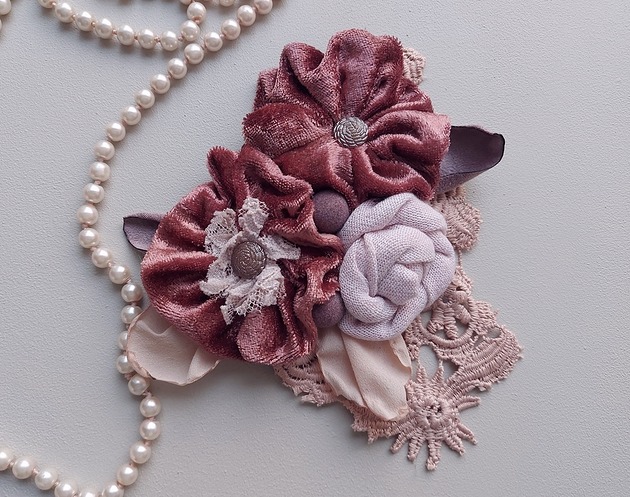 Bogato zdobiona broszka w odcieniach różu