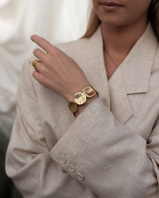 Złota regulowana bransoletka z młotkowanymi ogniwami