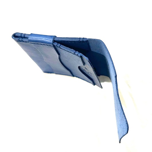 Niebieski portfel skórzany z klapką na karty ręcznie uszyty.