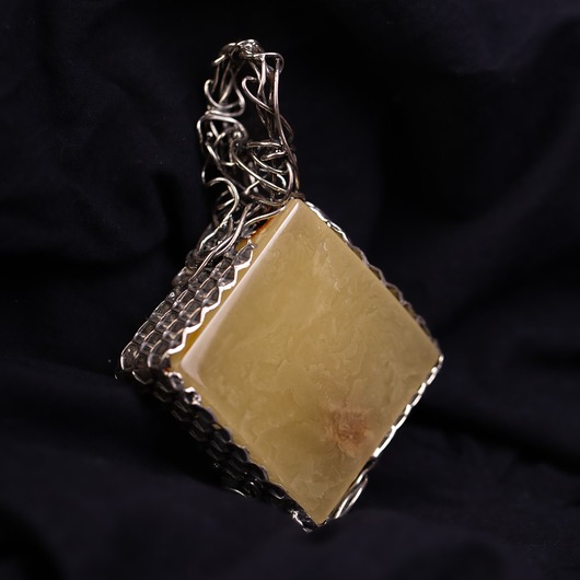 Wielki wisior z naturalnym bursztynem bałtyckim