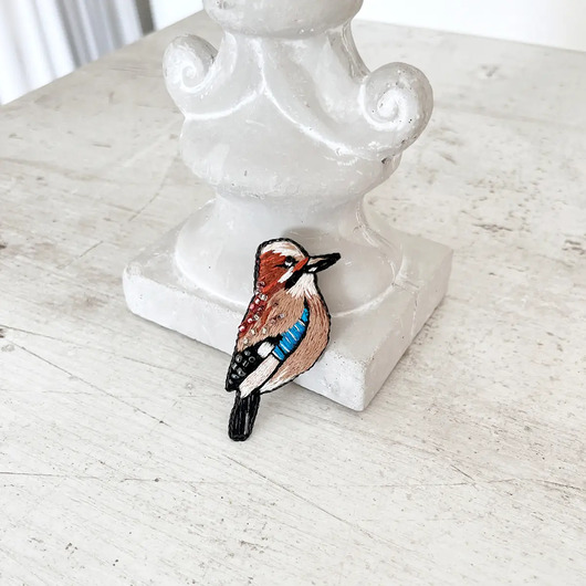 Broszka PTAKI SÓJKA 1 ręcznie haftowana przypinka koraliki haft