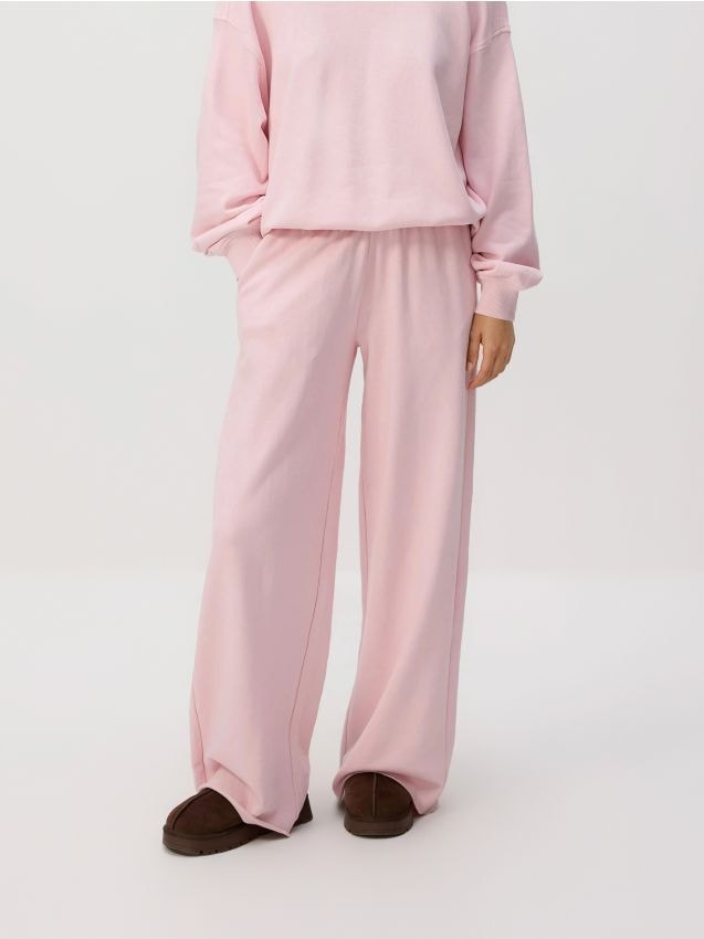 Reserved - Spodnie dresowe z szerokimi nogawkami - pastelowy róż