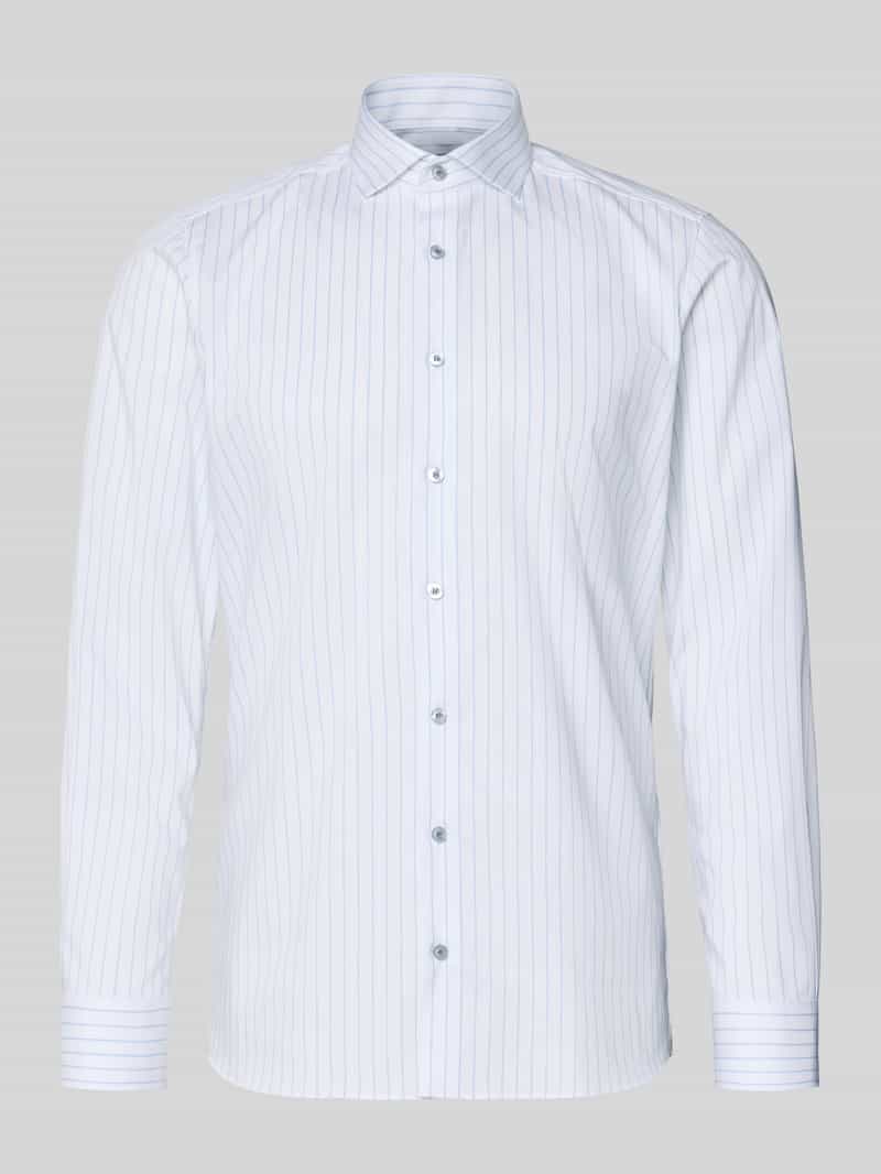 Koszula biznesowa o kroju slim fit z mieszanki bawełny z kołnierzykiem typu kent