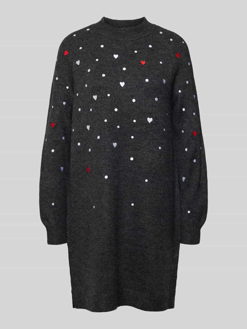 Sukienka z dzianiny o luźnym kroju z haftami