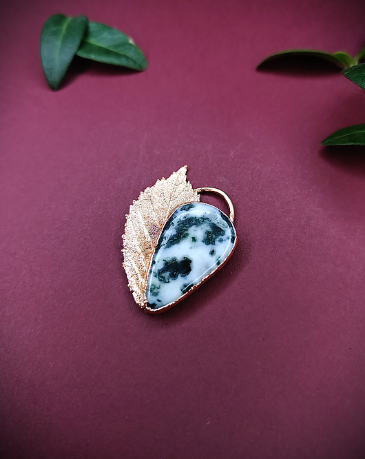 Miedziany wisiorek Liść Jeżyny z Agatem Drzewnym