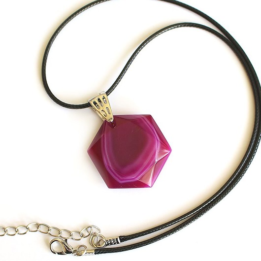 Agat różowy wisiorek heksagonalny