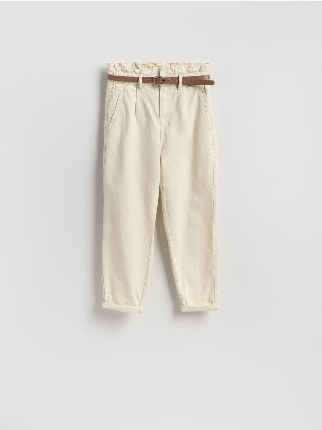 Reserved - Jeansy paperbag z paskiem - beżowy