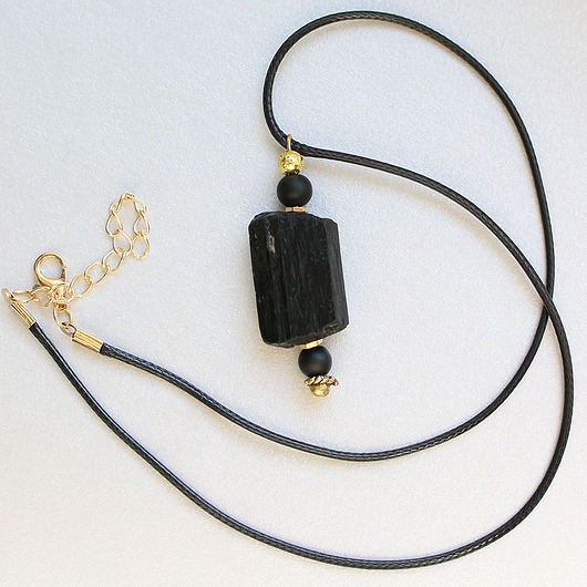 Ochrona: Surowy turmalin, matowy onyks, lawa pozłacana wisior