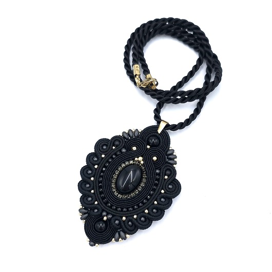 Wisiorek sutasz czarny z agatem Inez naszyjnik romantyczny elegancki