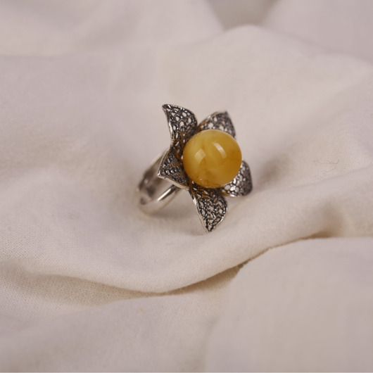 Pierścionek srebrny kwiat z bursztynową kulką
