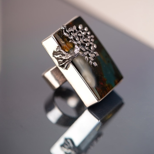 Duży srebrny pierścień z bursztynem bałtyckim