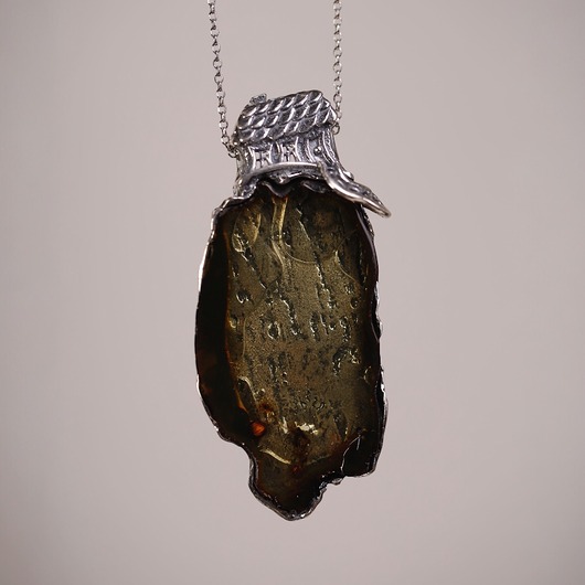 Wisiorek z bursztynem bałtyckim srebrny domek